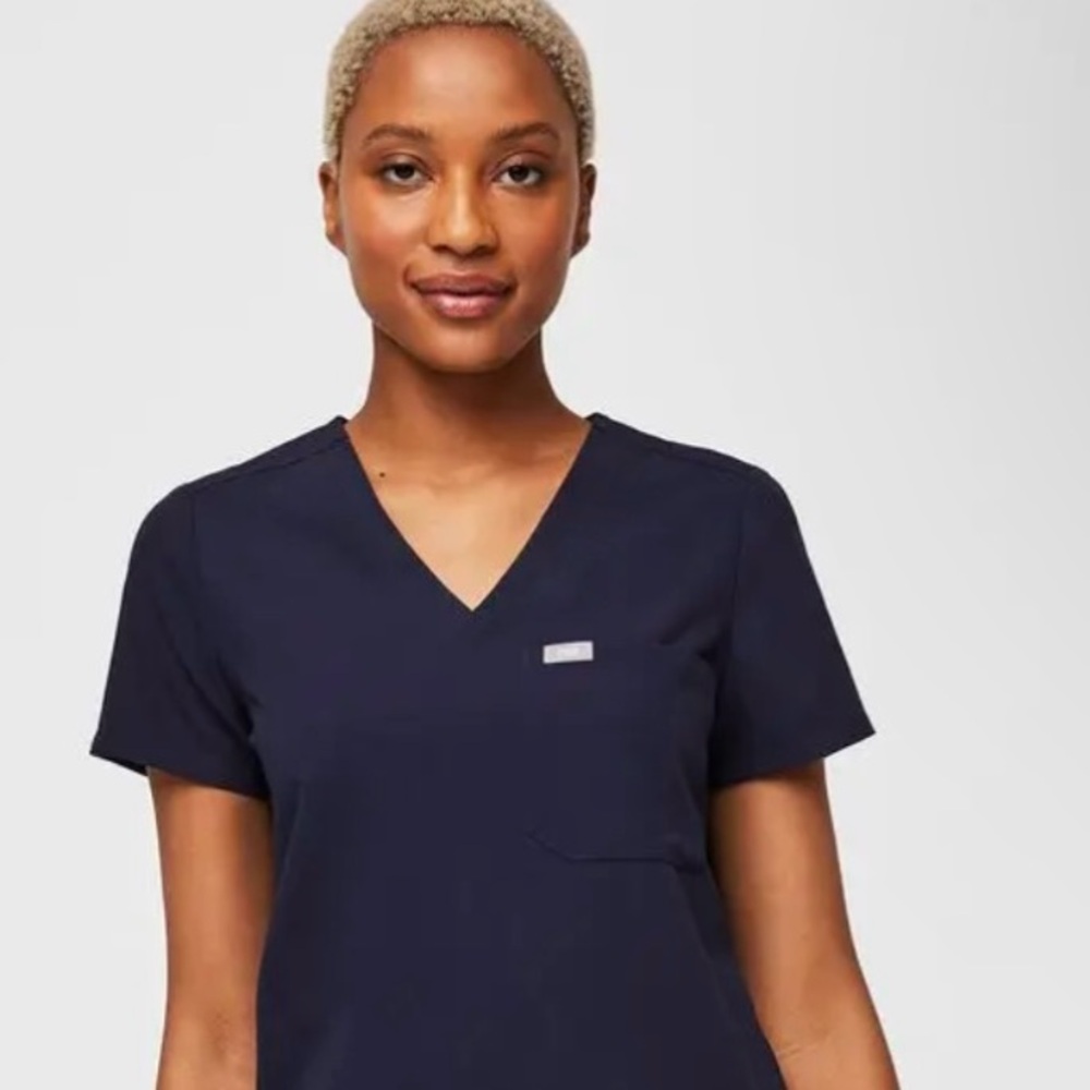 EUC Figs Catarina One-Pocket Scrub Top (Navy. XXXS)